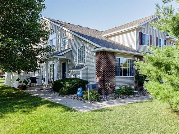 3rd image of 9424 Garnet Ln