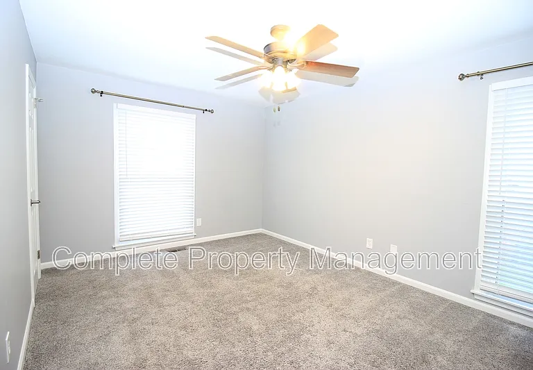 604 Farr Cir — Photo 8