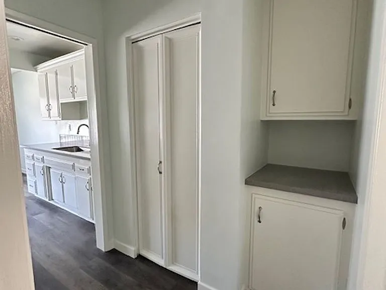 LA GRANADA APARTMENTS — Photo 10