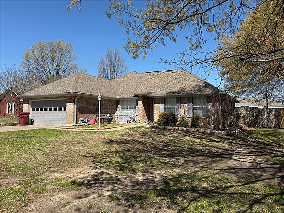 3rd image of 809 Martin St