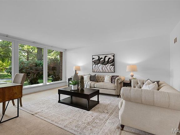 4th image of 19 W Ladue Estates Dr