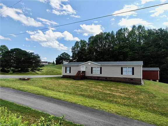 2nd image of 195 Mountain Crest Ln