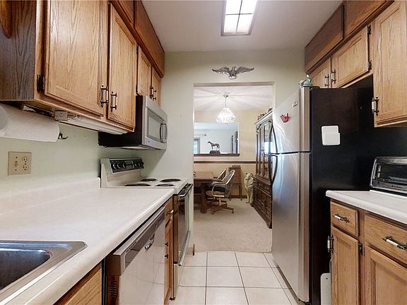 5th image of 3010 E River Rd