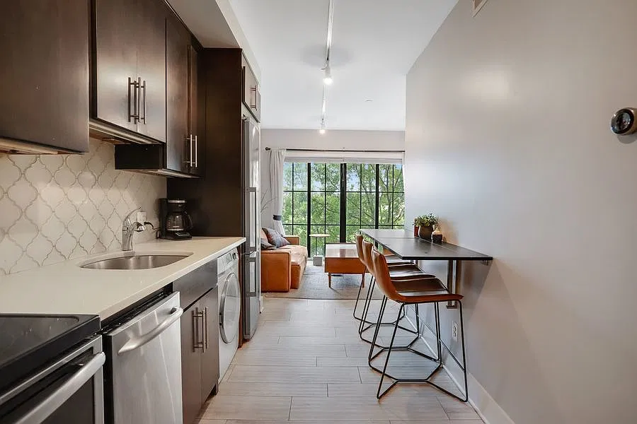 One Bedroom Perfection in Park View! - Water is included in the rent. — Photo 2