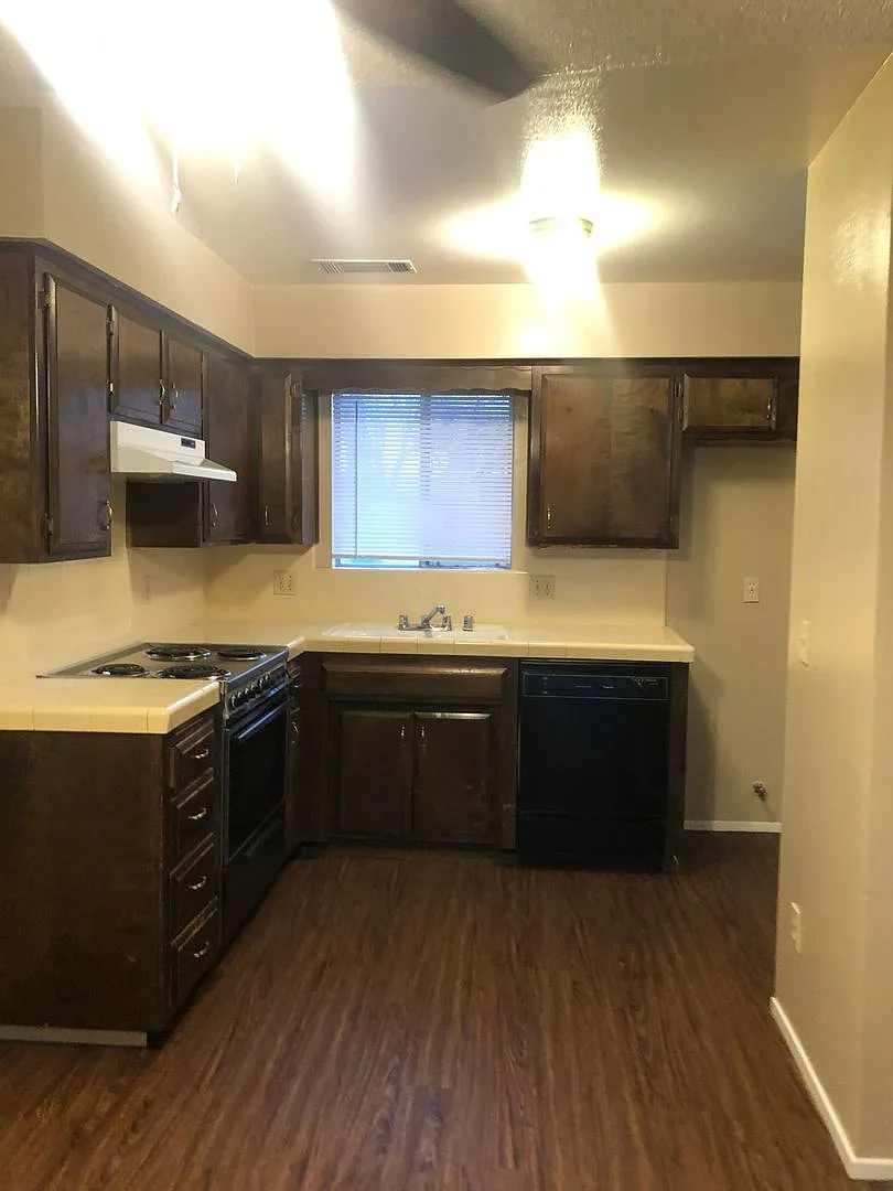 2515 W. Victor Ct. 2 Bedroom 1 Bathroom Duplex Visalia — Photo 4