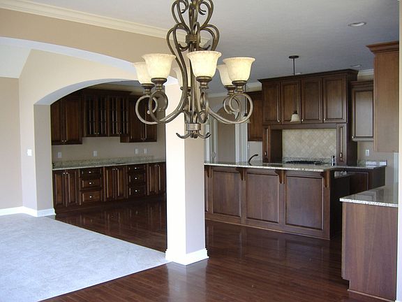 Huge Kitchen/loads of cabinets
