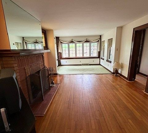 4th image of 667 Margaret St