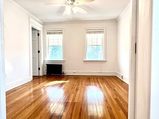 Rented by Zikos Realty Services | media 11