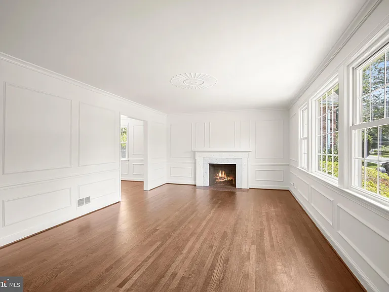 7109 Radnor Rd — Photo 6