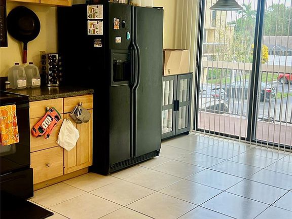 3rd image of 2921 SW 87th Avenue #510