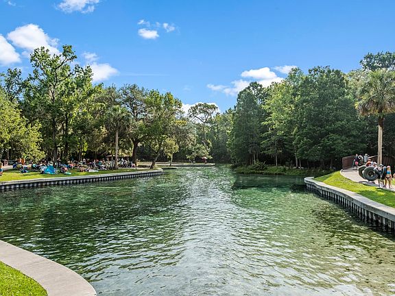 Just minutes to Kelly Park