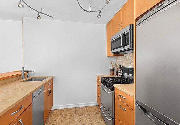 5th image of 201 W 70th St APT 11K