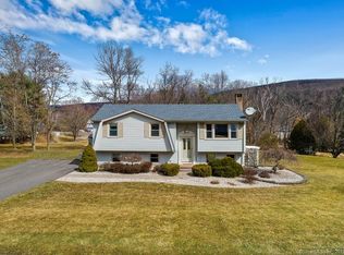 8 Blueberry Cir, Ellington, CT 06029
