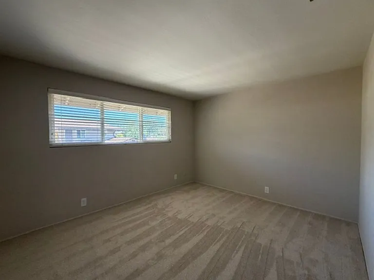 Castlewood Dr 915 — Photo 12