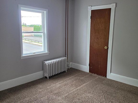 3rd image of 102 E Oak St