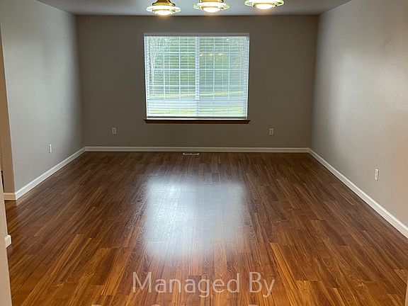 4th image of 1037 Chatham Dr SE