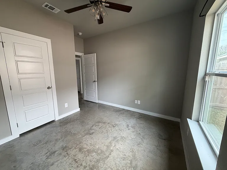 202 E Henderson St — Photo 10