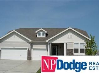 2400 Glacier Dr, Papillion, NE 68046