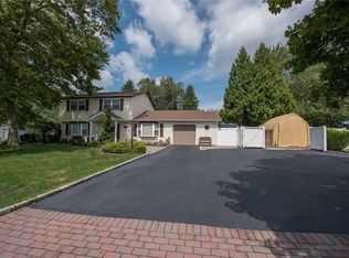 33 Falmouth Dr, Mount Sinai, NY 11766