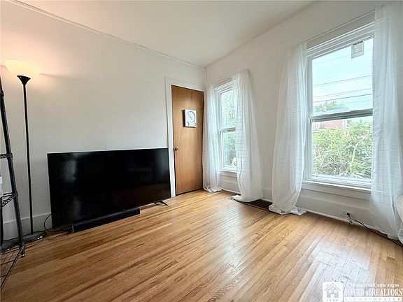 5th image of 231 Prospect St