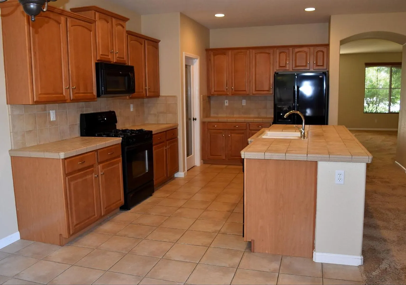 Beautiful Single-Story Home in a Desirable Lincoln Neighborhood! — Photo 2