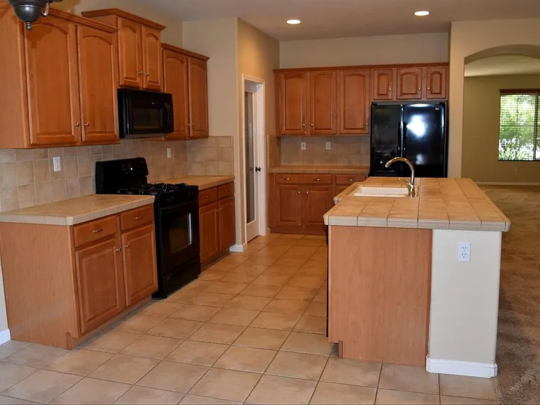 684 Whitfield Ln — Photo 2