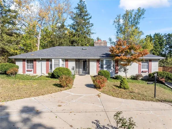 1929 Westwood Dr, Leavenworth, KS 66048