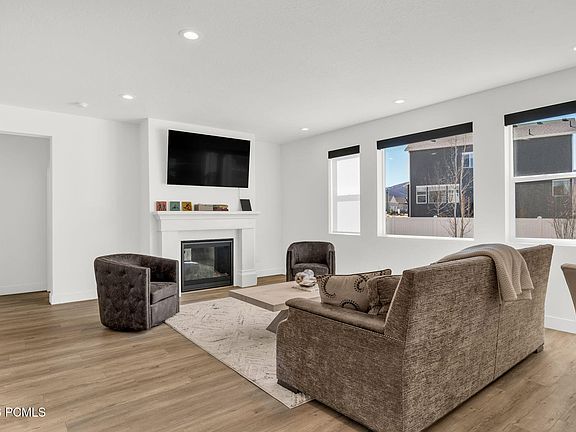 3rd image of 998 E Becca Rd