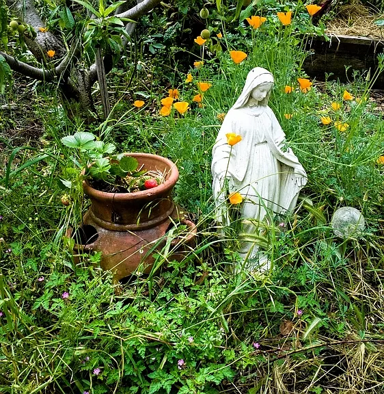 Devotional statues from all religious traditions are found throughout the property.