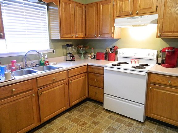 3rd image of 72 Eastgate Dr