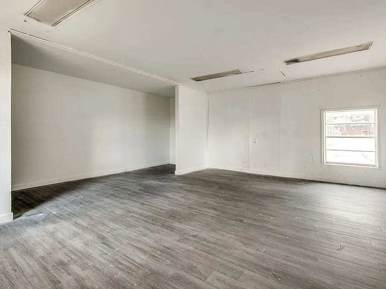853 Brown Trl — Photo 2