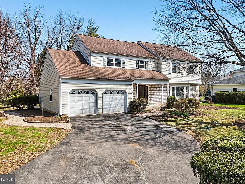 1st image of 8 Woodbury Ln