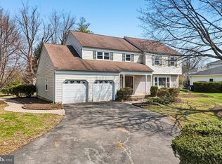 8 Woodbury Ln, Lawrence Township, NJ 08648