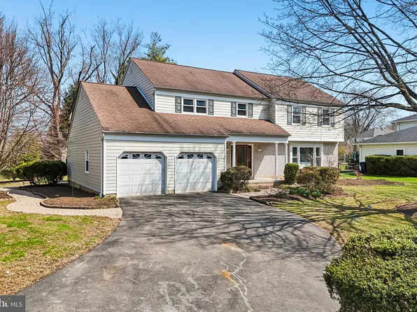 8 Woodbury Ln, Lawrence Township, NJ 08648