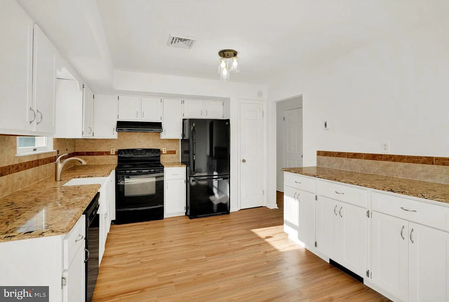 3 bed, 2.0 bath, 1144 sqft, $3,000 — Photo 4