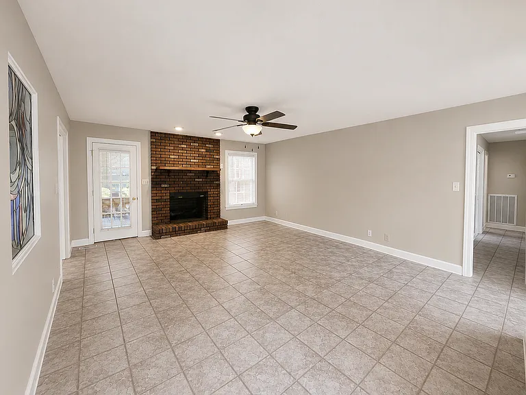 538 Brentwood Cir — Photo 2