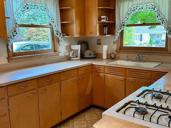 304 Hillside Ave, Ottawa, IL 61350