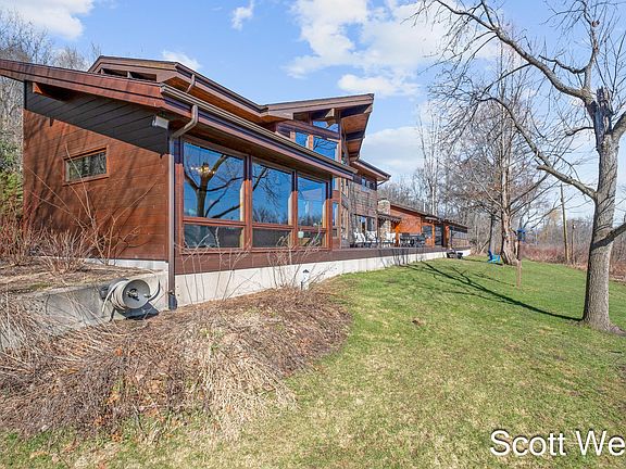 5th image of 2870 Grand River Dr NE