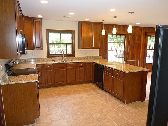 5th image of 18 Holly Ln