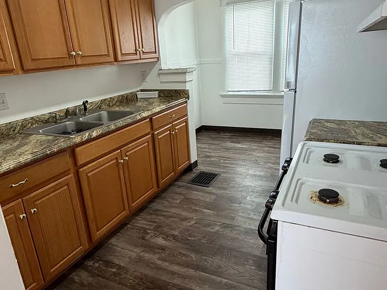 228 Fernwood Ave — Photo 6