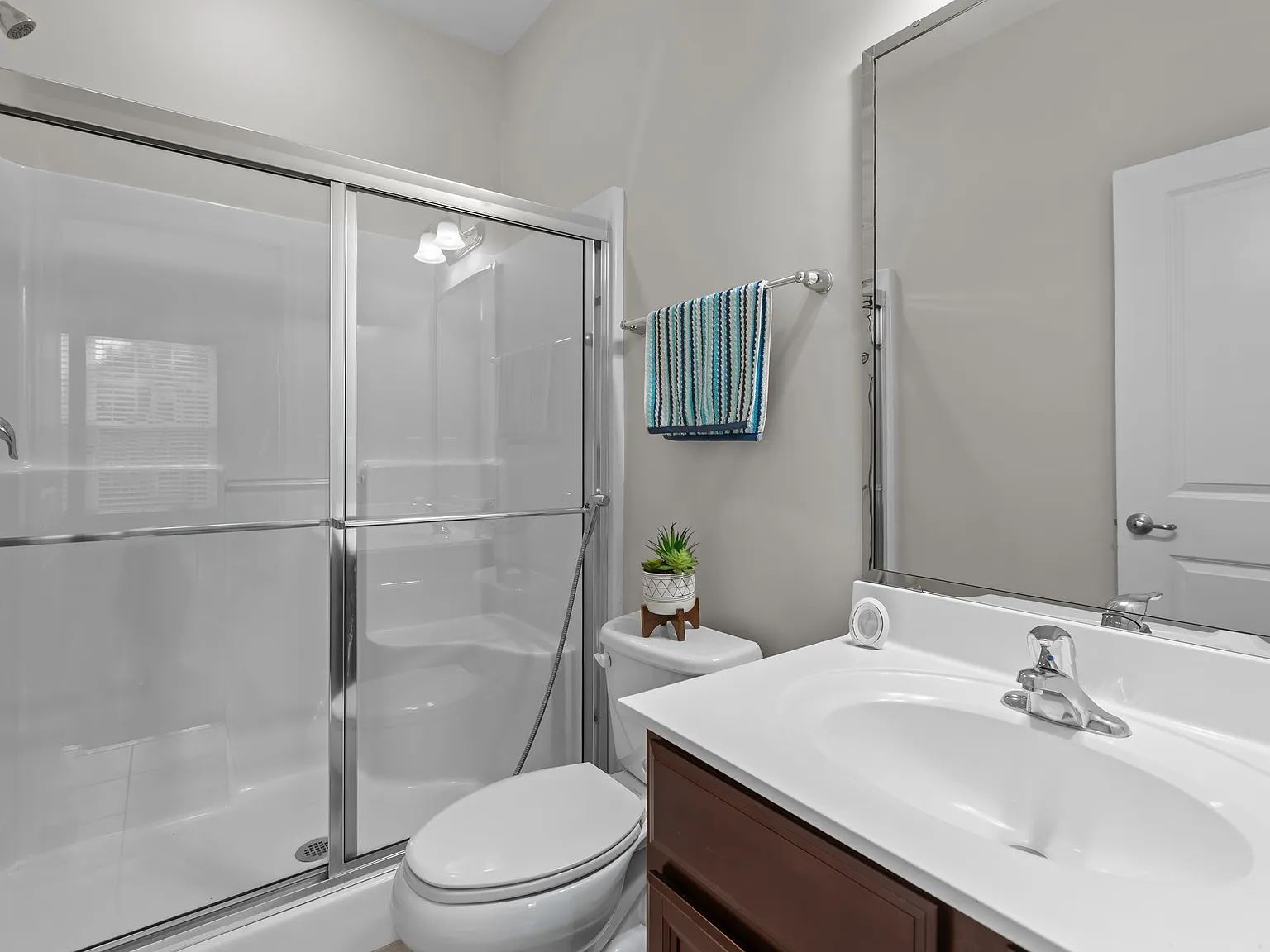 5 bed, 3.5 bath, 4152 sqft, $4,200 — Photo 2