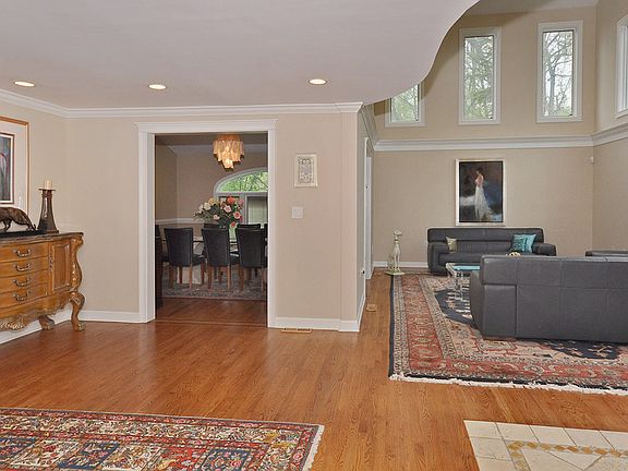 3rd image of 19 Westmount Dr