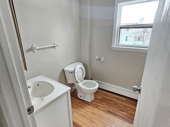 3rd image of 25 Broad St Unit 2