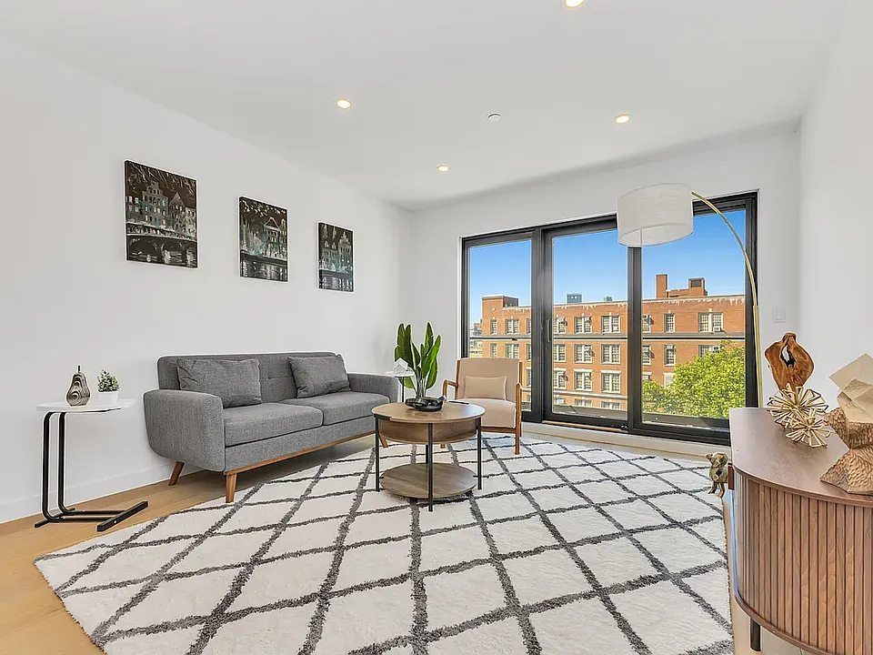 21-08 31st St #4R
