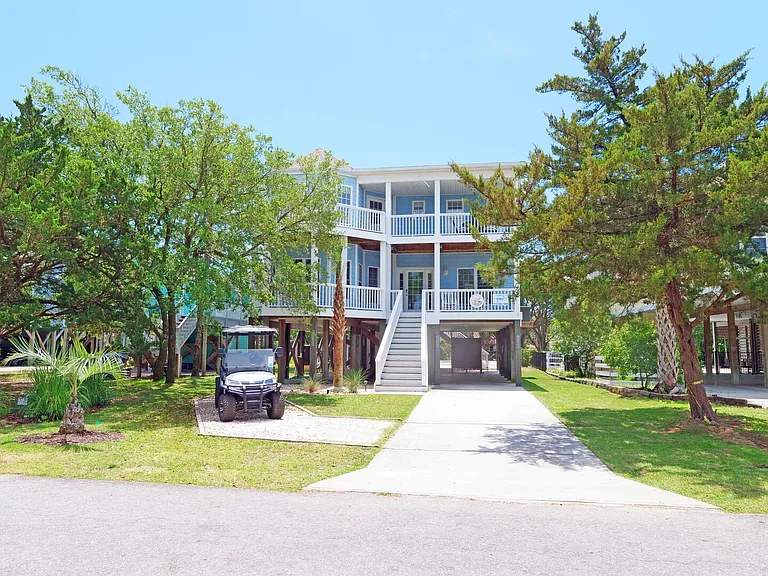 2219 E Pelican Dr — Photo 2