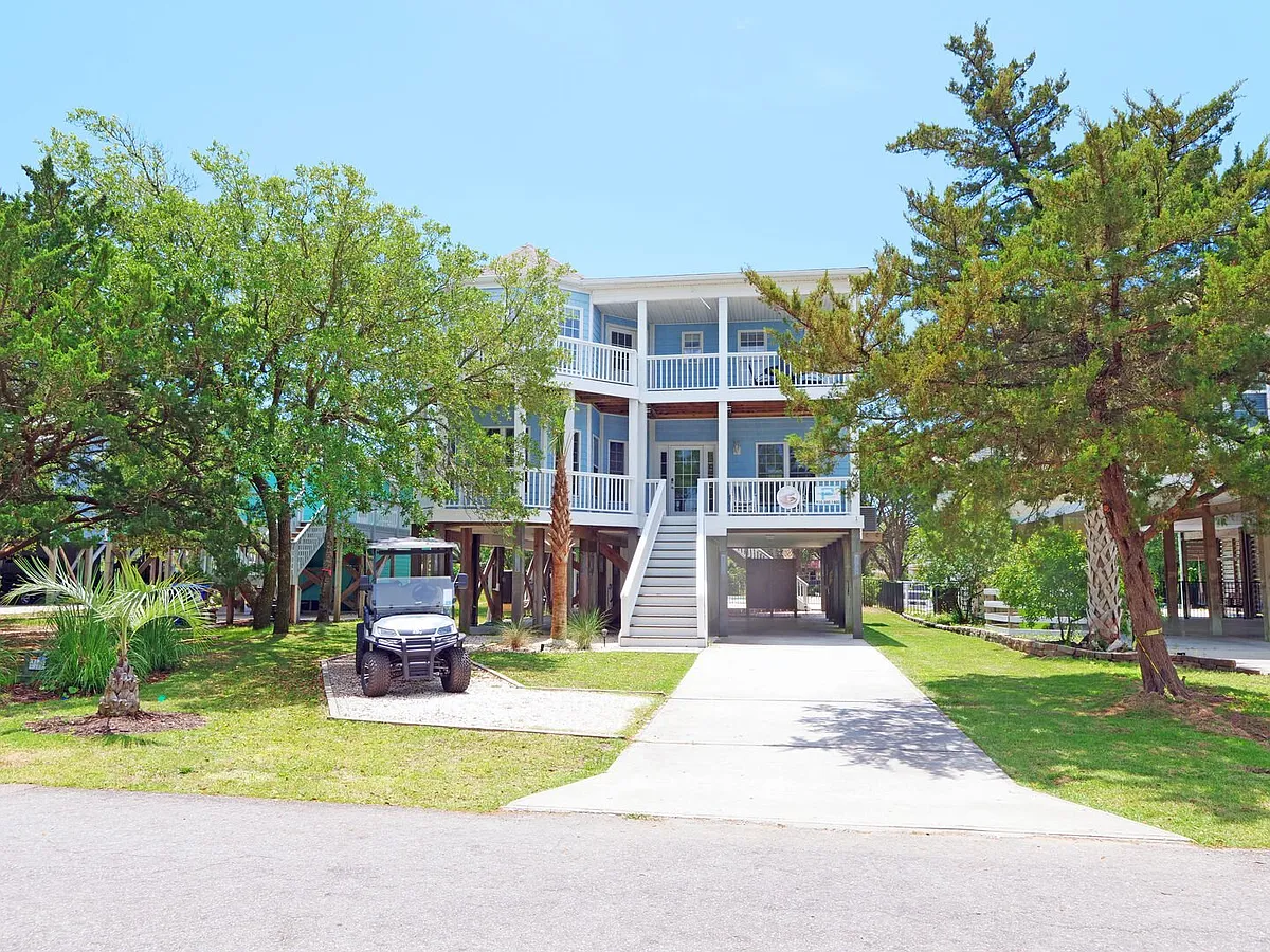 Building Photo - 2219 E Pelican Dr