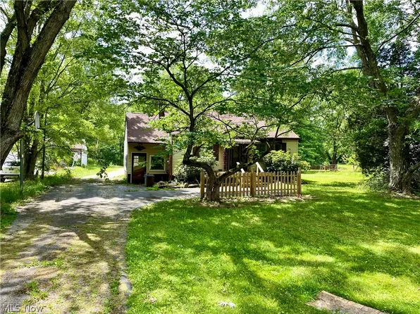 744 Carson Salt Springs Rd, Mineral Ridge, OH 44440
