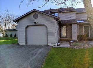 8220 Beehive Cir, Liverpool, NY 13090