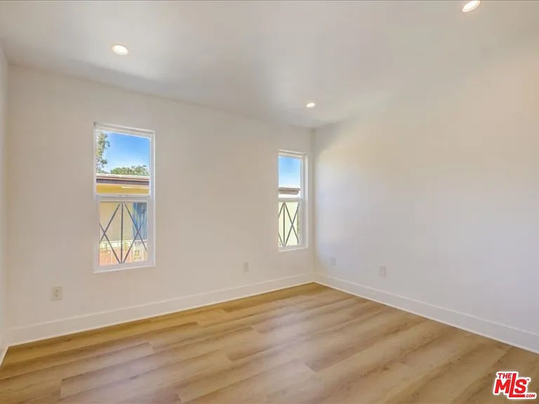 400 N Avenue 66 — Photo 32