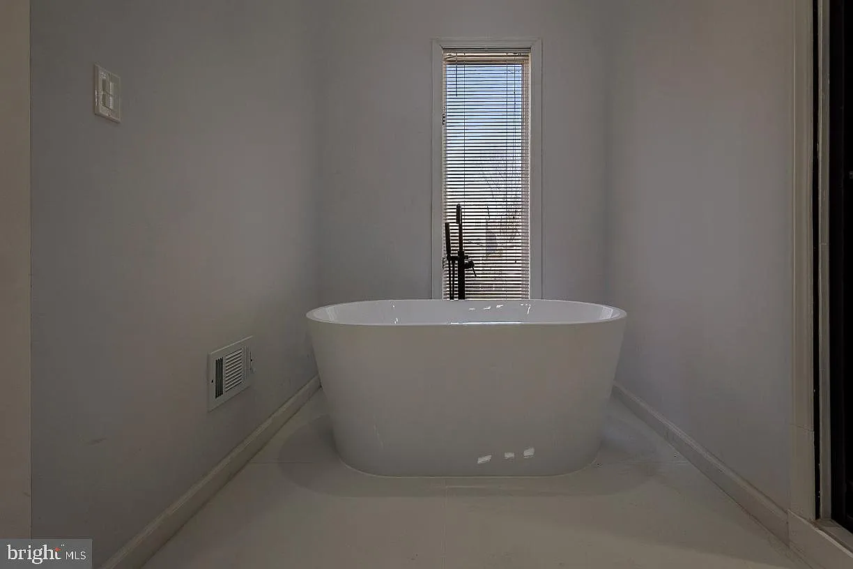 4 bed, 3.5 bath, 2500 sqft, $5,400 — Photo 4